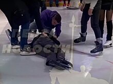 Соцсети: молодой человек разбил голову на катке в Пензе