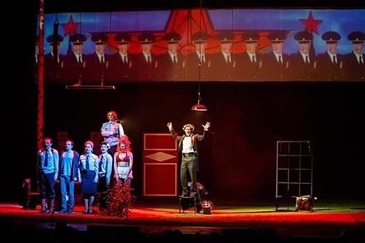 “Кафка бы точно поржал”: что говорят о спектакле “Человек из Подольска” критики и зрители