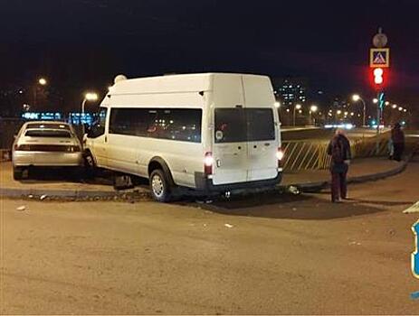 В Тольятти столкнулись легковушка и автобус