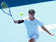 Круз Хьюитт после травли Ника Кирьоса уступил в квалификации Australian Open, отец Ллейтон смотрел за его игрой