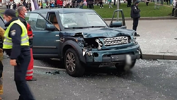 В Киеве автомобиль протаранил людей на остановке