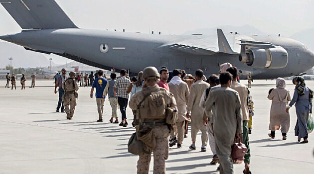 США перестанут пропускать в аэропорт Кабула афганцев — талибы* помогут им «отсеивать» граждан