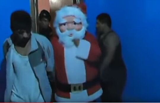 В Перу полицейский в костюме Деда Мороза взял штурмом наркопритон