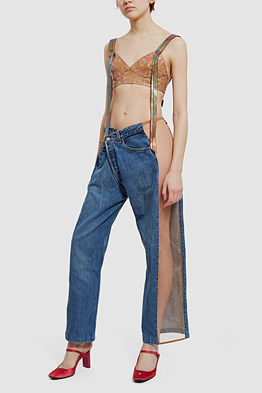 У нас есть вопросы к дизайнеру, создавшему эти джинсы наа подтяжках и с прозрачной боковиной.
