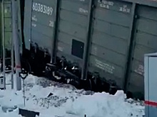 Локомотив и вагон со щебнем сошли с рельсов в Татарстане