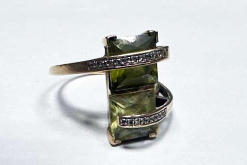 В Омске ремонтник украл кольцо у нанимательницы, когда она упала в обморок