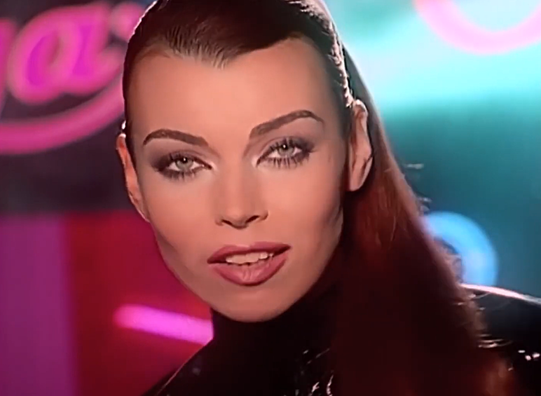 Лада Дэнс (Волкова) была одной из самых эффектных и популярных артисток в 90-е-2000-е годы.