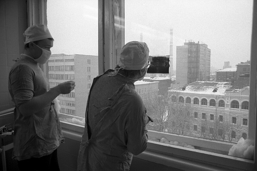 Доктор медицинских наук Роберт Баграмов (справа) перед операцией с помощью установки «Радуга-I-Ф» в Московской медицинской академии имени И.М. Сеченова в Москве, 1 февраля 1991 года