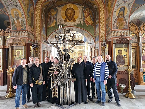 В Курск из Донецка доставили крест из фрагментов снарядов