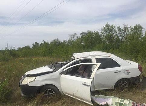 «Женщина погибла на месте»: по дороге в Рощинский Geely съехал в кювет и перевернулся