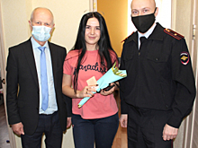 В ЯНАО полицейские в рамках акции «8 Марта – В каждый Дом» поздравили с наступающим праздником жен сотрудников, находящихся в длительных служебных командировках