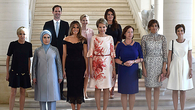 Муж премьера Люксембурга позировал с жёнами лидеров НАТО