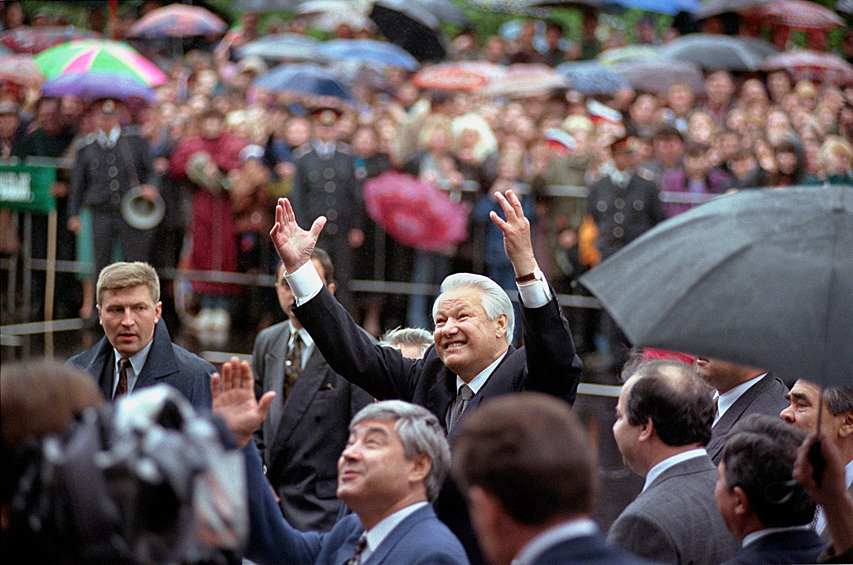 Ельцину оказывают радушный прием во время его визита в Казань в рамках президентской кампании, 1996 год.