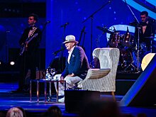 Никита Михалков, сидя в кресле, читал истории со сцены «Новой волны 2017»