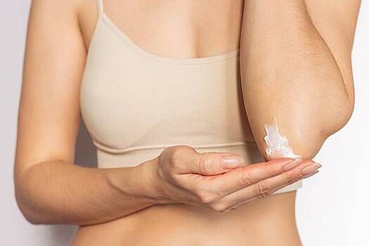 Россиянам назвали связанную с сухостью стоп и локтей болезнь