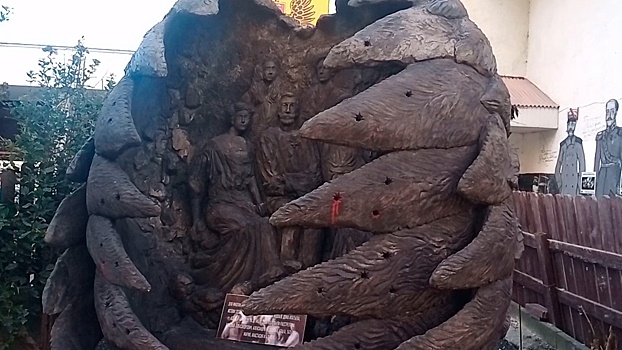 В Крыму демонтировали раскритикованную скульптуру семьи Николая II