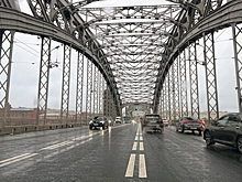 По Большеохтинскому мосту открыли движение транспорта после завершения ремонта