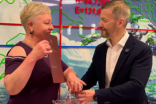 Губернатор Владислав Кузнецов поздравил коллектив ФКП «Аэропорты Чукотки» с 15-летием и вручил награды отличившимся сотрудникам