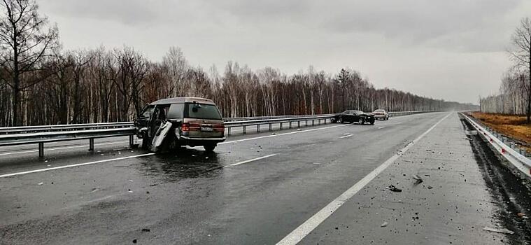 Хабаровчанка на «Марк 2» разбила микроавтобус об отбойник