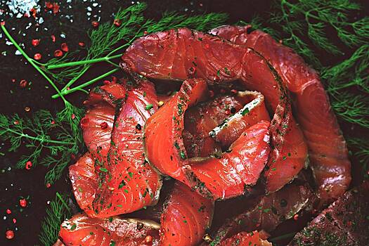 Россиянам раскрыли правила выбора качественной красной рыбы