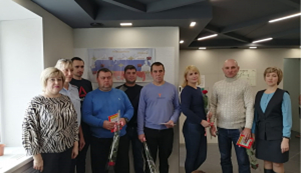 Свердловские полицейские вручили российские паспорта гражданам новых регионов, вступивших в состав Российской Федерации