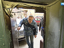 Пройти и не удариться: в московской многоэтажке установили двери для лилипутов