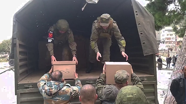 Военные РФ раздали гуманитарную помощь пострадавшим от землетрясения в Сирии