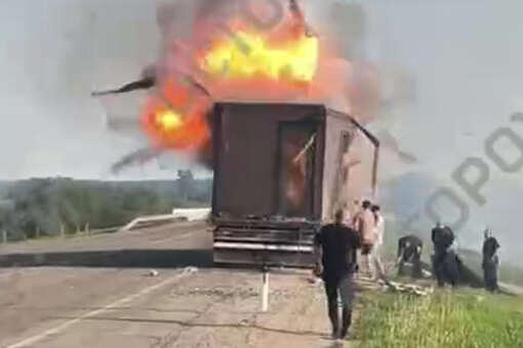 На видео сняли одну из фур с дронами ВСУ, которая взорвалась по пути