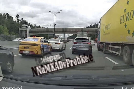 На МКАД автомобили врезались друг в друга и попали на видео