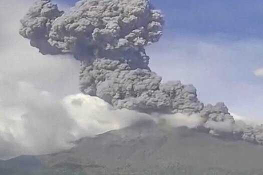 Камчатский вулкан выбросил столб пепла на высоту 2,4 километра