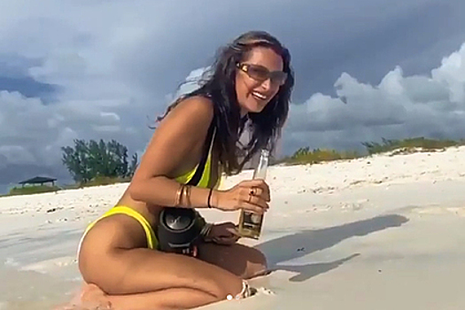 Самая красивая женщина в мире попозировала на пляже в бикини с пивом