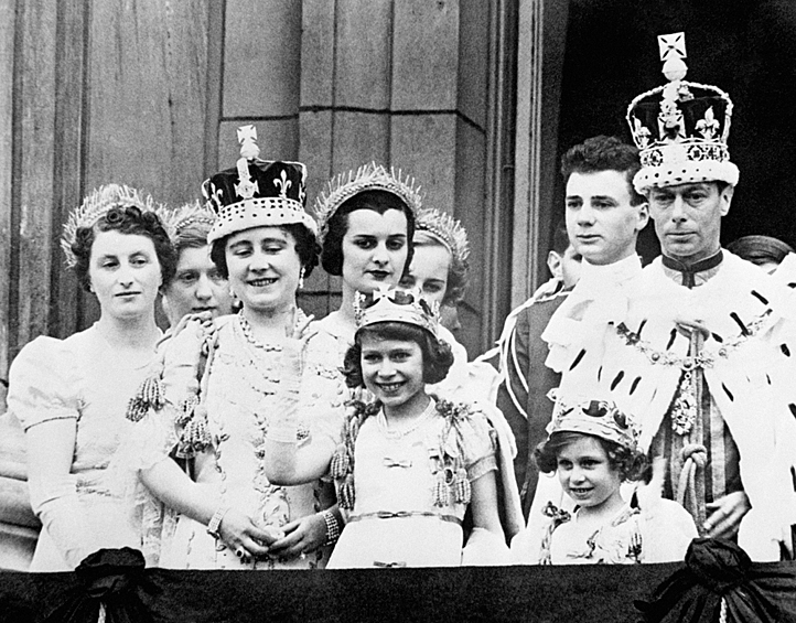 Королева Елизавета, принцесса Елизавета принцесса Маргарет и король Георг VI после его коронации, 1937 год