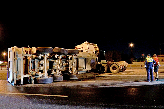 В районе МКАД опрокинулся самосвал с песком