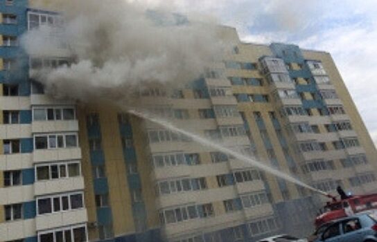 В Нижневартовске перекрыли улицу из-за пожара