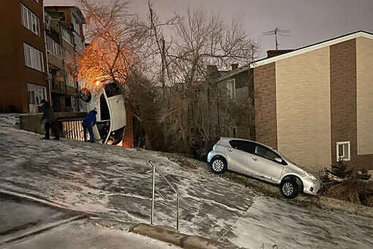 Во Владивостоке автомобиль после ДТП повис на дереве
