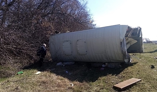 В Воронежской области при столкновении грузовика с автобусом погиб человек