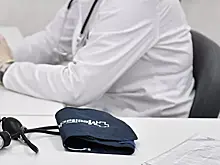 Женщина попала на прием к пьяному врачу и сняла его на видео