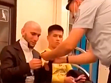В метро полицейский помог мужчине завязать галстук
