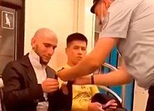 В метро полицейский помог мужчине завязать галстук