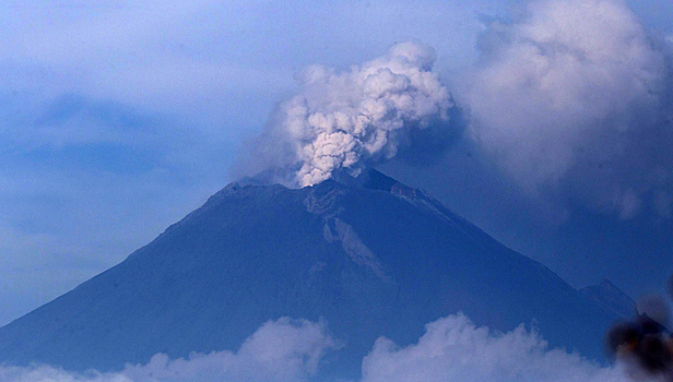 Мексиканский вулкан Попокатепетль выбросил километровый столб пепла