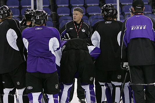 В НХЛ из-за жалоб игроков отстранили от работы очередного тренера