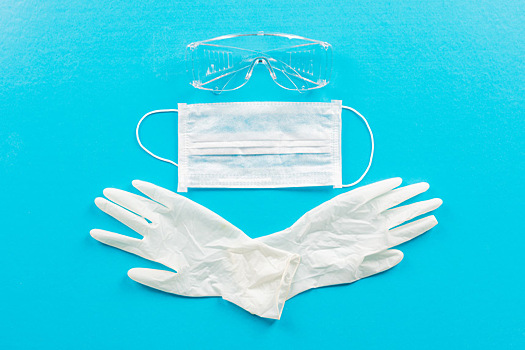 Из-за страха заболеть коронавирусом женщина начала заниматься сексом в медицинской маске и перчатках