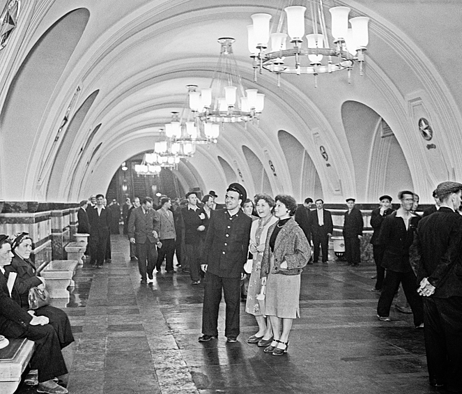 Пассажиры на станции метро "Фрунзенская", 1957 год