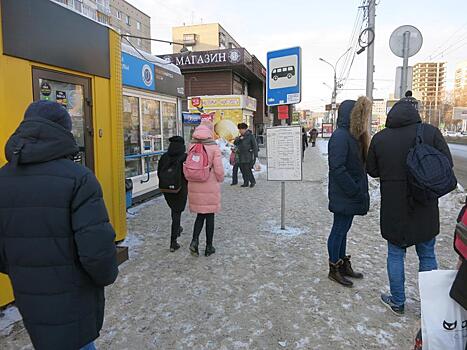 Новосибирцы заметили неудобные дорожные знаки посреди тротуара на Красном проспекте