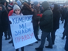 «Кемеровчане не одиноки, нам не все равно»: петербуржцы о том, зачем они пришли на акцию памяти жертв пожара в ТЦ