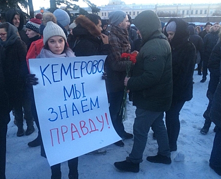 «Кемеровчане не одиноки, нам не все равно»: петербуржцы о том, зачем они пришли на акцию памяти жертв пожара в ТЦ