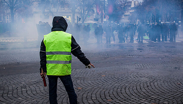 В Париже протестующие оккупировали часть торгового центра