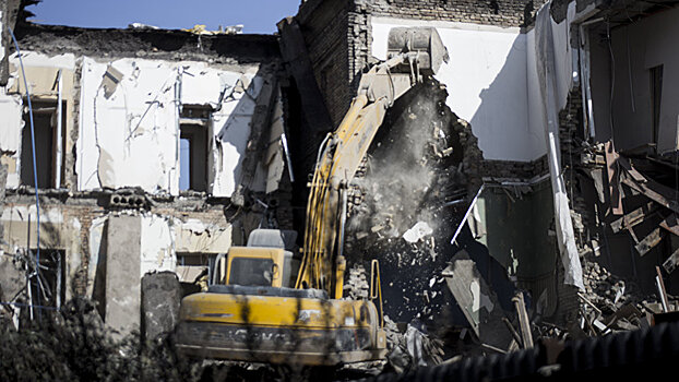 Соседи гостиницы "Ирыстон" опасаются последствий сноса здания