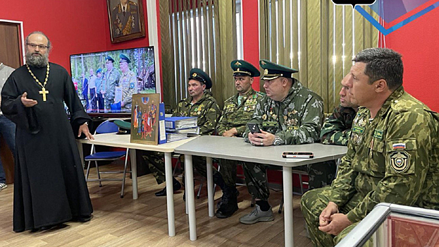 Пограничники Муравленко подарили патриотическому центру икону покровителей российских войск