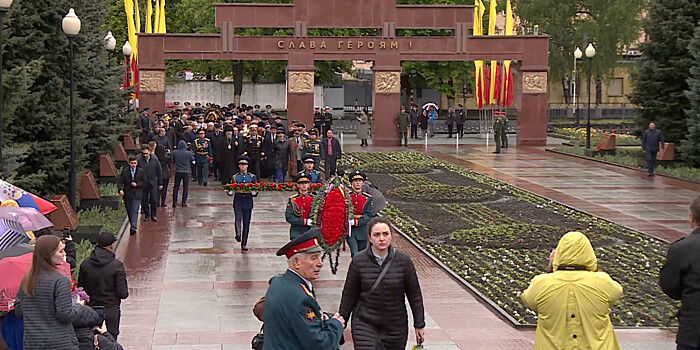 Жители Владикавказа накануне Дня Победы возложили цветы к Вечному огню
